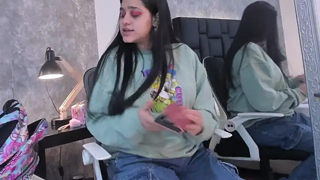 crystaldarliing online show from November 6, 2025, 4:22 pm