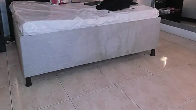 crystaldarliing online show from November 28, 2025, 1:22 pm