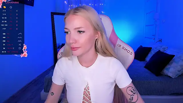 Snapshot of AnyaTaylor_ chatting on October 3, 2025, 4:47 am AnyaTaylor online show from October 3, 2025, 4:47 am