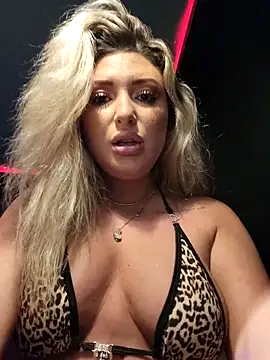 Snapshot of Blondie_Sasha chatting on September 27, 2025, 7:09 pm Blondie Sasha online show from September 27, 2025, 7:09 pm