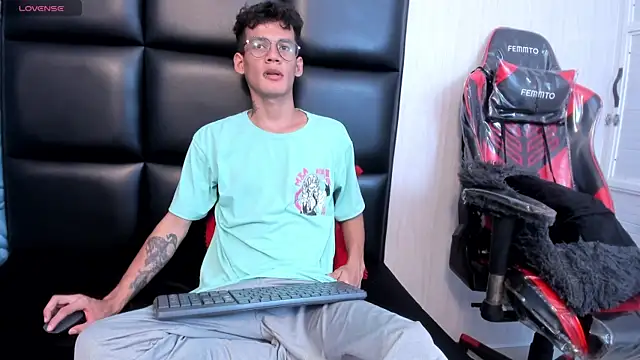 Snapshot of LittleMax23 chatting on November 9, 2025, 12:53 pm LittleMax23 online show from November 9, 2025, 12:53 pm