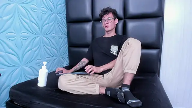 Snapshot of LittleMax23 chatting on November 29, 2025, 1:11 pm LittleMax23 online show from November 29, 2025, 1:11 pm