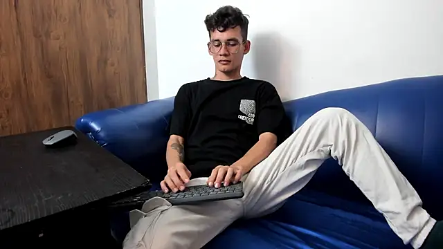 Snapshot of LittleMax23 chatting on November 4, 2025, 6:22 pm LittleMax23 online show from November 4, 2025, 6:22 pm