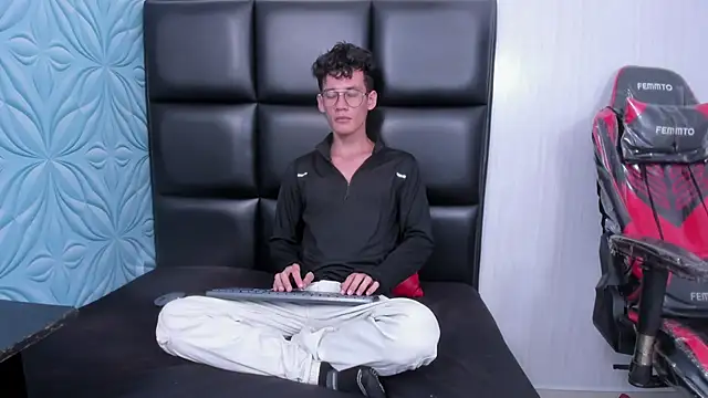 Snapshot of LittleMax23 chatting on November 30, 2025, 12:50 pm LittleMax23 online show from November 30, 2025, 12:50 pm