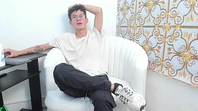 Snapshot of LittleMax23 chatting on December 3, 2025, 12:15 pm LittleMax23 online show from December 3, 2025, 12:15 pm