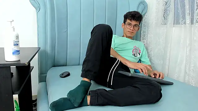 Snapshot of LittleMax23 chatting on November 27, 2025, 12:27 pm LittleMax23 online show from November 27, 2025, 12:27 pm