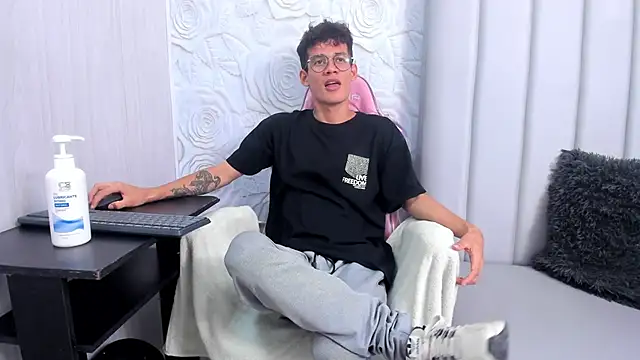 Snapshot of LittleMax23 chatting on November 26, 2025, 1:22 pm LittleMax23 online show from November 26, 2025, 1:22 pm