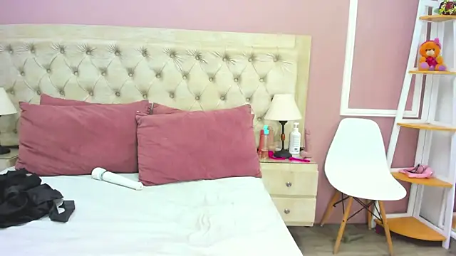 merlyaluna online show from September 29, 2025, 2:34 pm