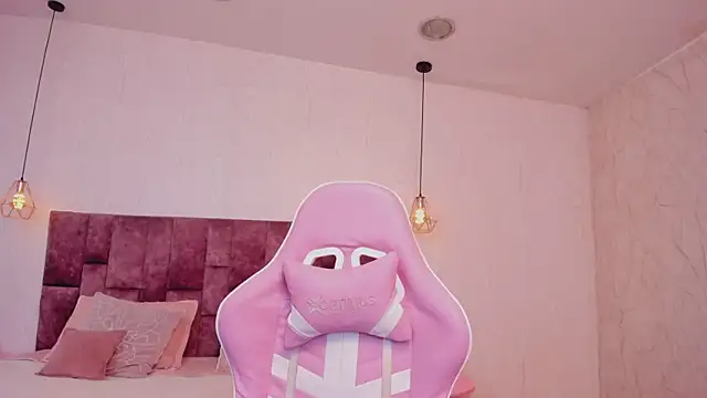 BellaClarck online show from December 18, 2025, 10:24 pm