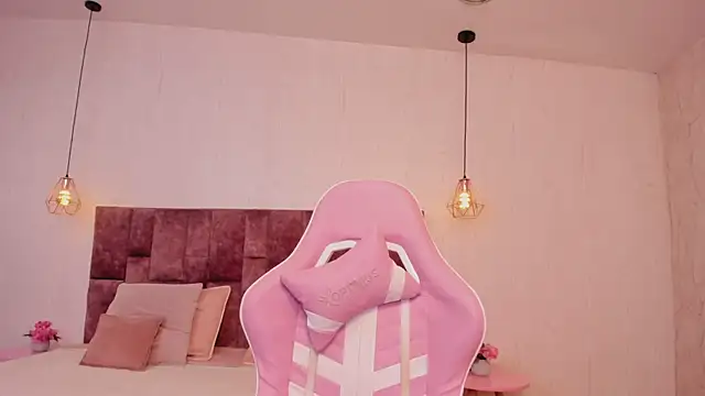 BellaClarck online show from November 8, 2025, 10:13 pm