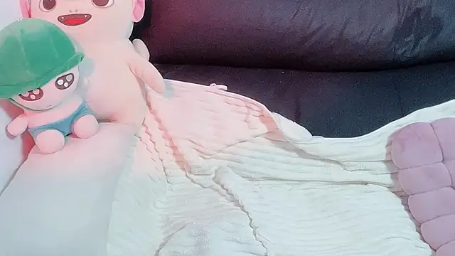 Snapshot of LINNIE05 chatting on January 9, 2026, 9:49 am LINNIE05 online show from January 9, 2026, 9:49 am