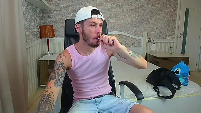 Snapshot of JonahShaw chatting on July 19, 2026, 4:21 am JonahShaw online show from July 19, 2026, 4:21 am