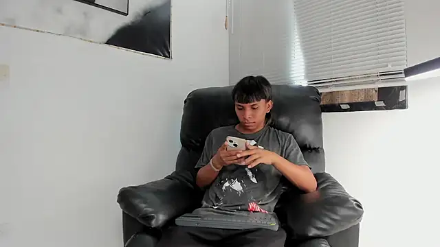 Snapshot of tyler_twink_boy chatting on February 5, 2026, 2:02 pm tyler twink boy online show from February 5, 2026, 2:02 pm