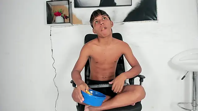 tyler twink boy online show from October 4, 2025, 1:23 pm