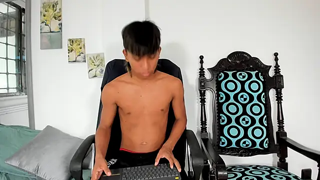 tyler twink boy online show from March 12, 2026, 1:59 pm