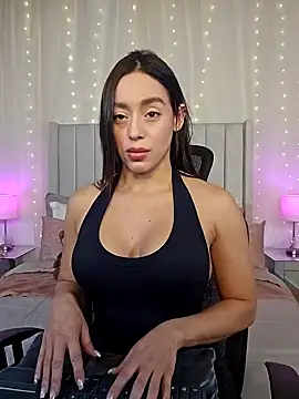 Snapshot of AriadnaTaylor chatting on October 22, 2025, 5:45 pm AriadnaTaylor online show from October 22, 2025, 5:45 pm