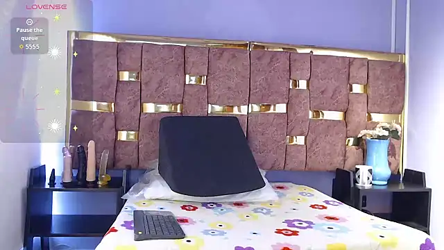 shantall 05 online show from November 11, 2025, 7:52 pm