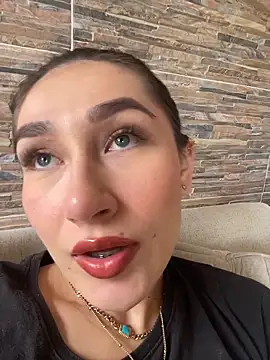 Isa Villamarin online show from October 23, 2025, 3:43 pm