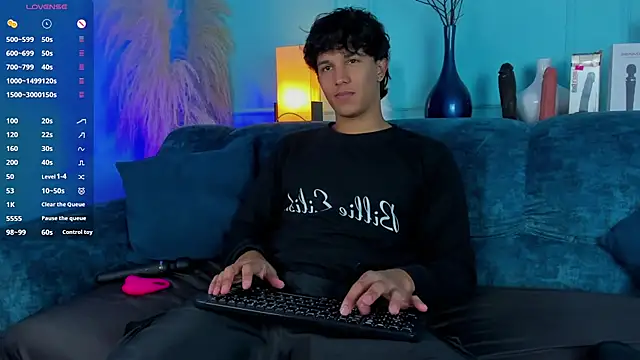 Snapshot of Leo_Savage_ chatting on December 2, 2025, 3:41 am Leo Savage online show from December 2, 2025, 3:41 am