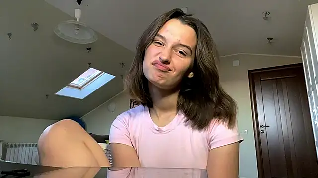 DarlineBrustera online show from September 24, 2025, 2:23 pm