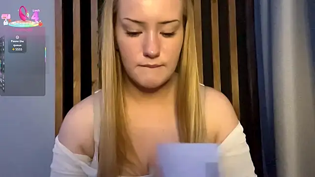 Snapshot of PandaFluff chatting on November 3, 2025, 6:33 pm PandaFluff online show from November 3, 2025, 6:33 pm