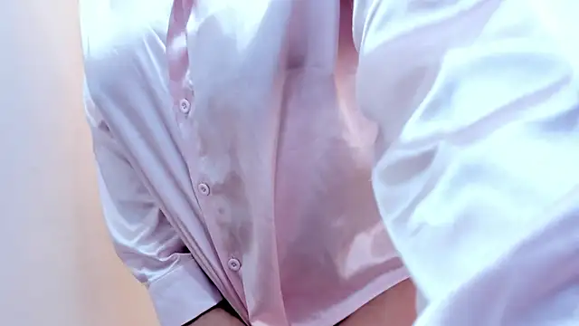 CarolinaMejia online show from October 6, 2025, 1:56 pm