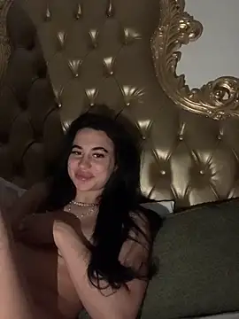 itsyourgirltee online show from April 20, 2026, 3:42 am