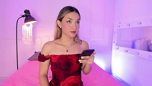 Snapshot of Doll_Isa_ chatting on April 24, 2026, 8:33 pm Doll Isa online show from April 24, 2026, 8:33 pm