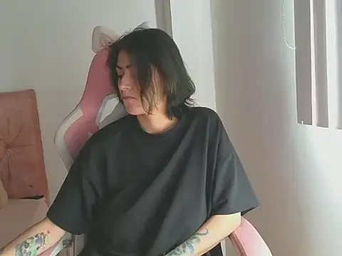 Crystal Star  online show from November 21, 2025, 3:44 pm