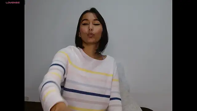 Gia Lee online show from December 4, 2025, 2:21 am