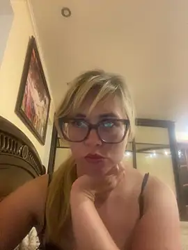 Crystal00Girl online show from September 17, 2025, 9:17 pm