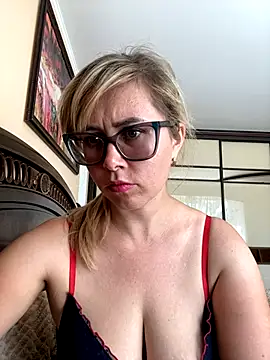 Crystal00Girl online show from September 13, 2025, 8:47 am