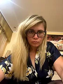 Crystal00Girl online show from September 9, 2025, 9:24 pm