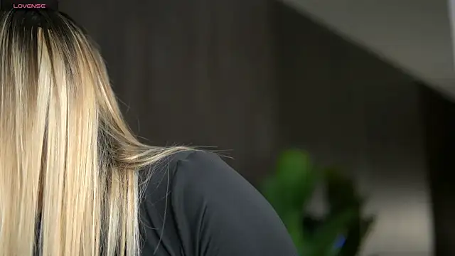 Snapshot of KayaAzur chatting on November 14, 2025, 5:55 am KayaAzur online show from November 14, 2025, 5:55 am