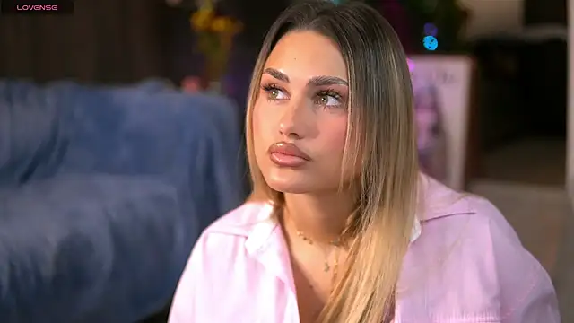 Snapshot of KayaAzur chatting on November 6, 2025, 5:33 am KayaAzur online show from November 6, 2025, 5:33 am