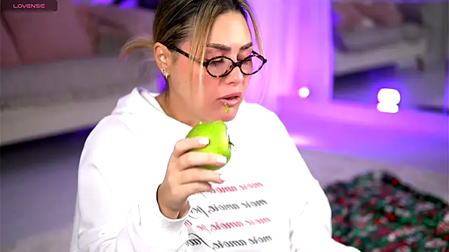 Snapshot of KayaAzur chatting on December 17, 2025, 5:45 am KayaAzur online show from December 17, 2025, 5:45 am