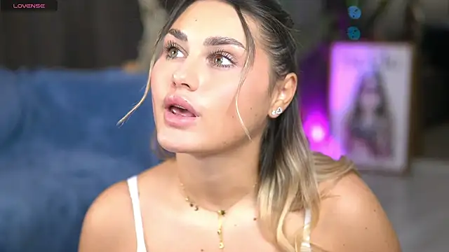 Snapshot of KayaAzur chatting on November 11, 2025, 5:35 am KayaAzur online show from November 11, 2025, 5:35 am