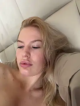 Snapshot of Chloemillerrxx chatting on September 11, 2025, 11:54 am Chloemillerrxx online show from September 11, 2025, 11:54 am