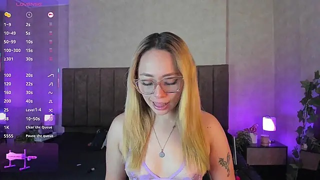 Snapshot of LanaMills_ chatting on December 2, 2025, 5:20 am LanaMills online show from December 2, 2025, 5:20 am