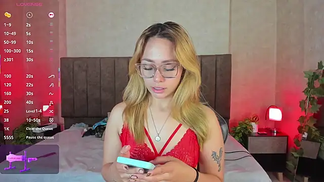 Snapshot of LanaMills_ chatting on December 3, 2025, 4:35 am LanaMills online show from December 3, 2025, 4:35 am