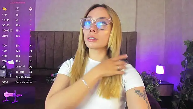 Snapshot of LanaMills_ chatting on October 28, 2025, 3:40 am LanaMills online show from October 28, 2025, 3:40 am