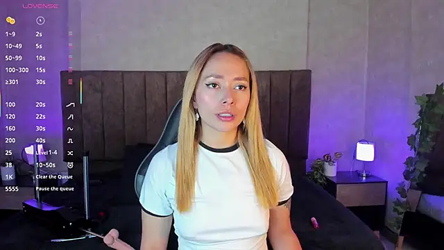 Snapshot of LanaMills_ chatting on November 9, 2025, 3:32 am LanaMills online show from November 9, 2025, 3:32 am