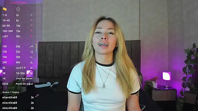 LanaMills  online show from December 1, 2025, 4:02 am