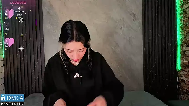 stepha   online show from December 15, 2025, 12:11 pm