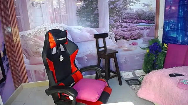 Layla-Watson online show from October 1, 2025, 12:20 pm