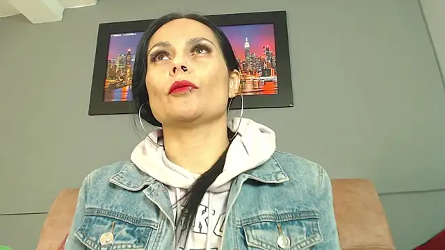 Snapshot of CharlotteCottin chatting on May 8, 2026, 11:25 am CharlotteCottin online show from May 8, 2026, 11:25 am