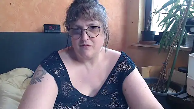 ladyfrombonn online show from April 16, 2026, 4:19 pm