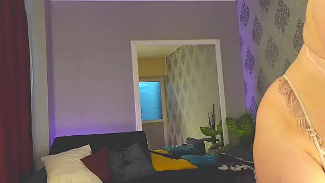 Snapshot of PeachyPixiee chatting on May 15, 2026, 7:06 am PeachyPixiee online show from May 15, 2026, 7:06 am