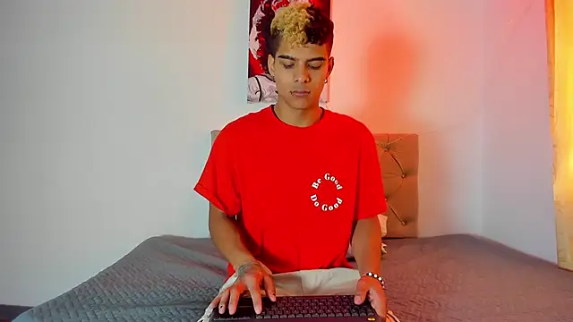 Snapshot of wyatt_3 chatting on September 27, 2025, 12:55 pm wyatt 3 online show from September 27, 2025, 12:55 pm