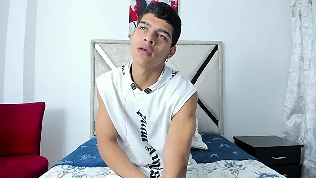 Snapshot of wyatt_3 chatting on December 18, 2025, 1:04 pm wyatt 3 online show from December 18, 2025, 1:04 pm